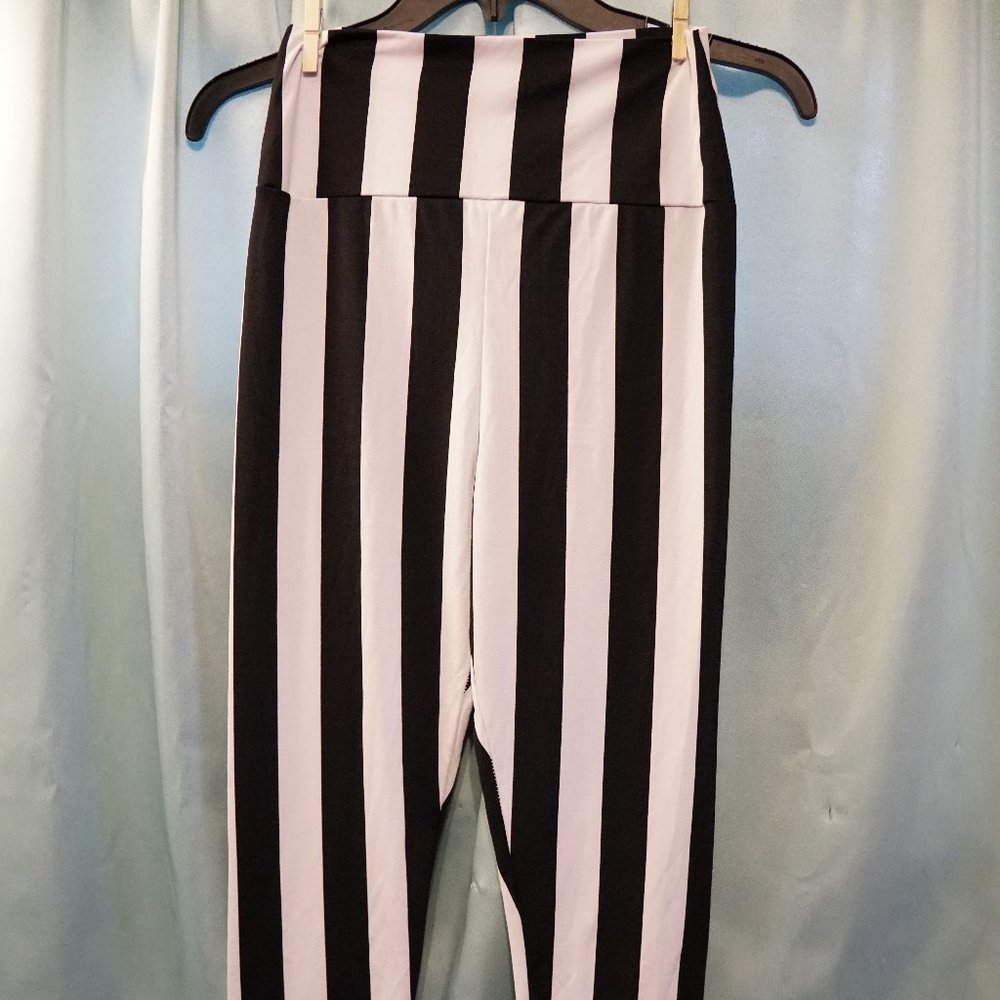 KTOO Black and White Stripped Leggings
